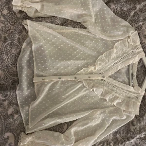 Vit prickig blus från Zara  - Supersöt vit blus från Zara i storlek 