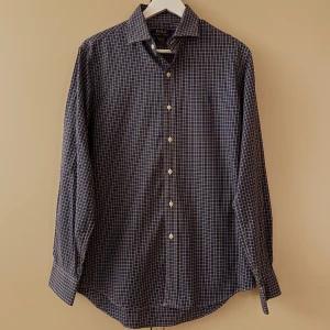 Ralph Lauren skjorta - Säljer denna riktigt snygga Ralph Lauren skjorta i mycket bra skick. Skjortan har inga defekter och är i storlek M. Pris kan diskuteras. Hör av dig vid funderingar!🙌