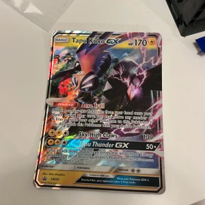 Tapu Koko GX - Cool och glittrig Tapu Koko GX Pokémonkort! Perfekt för dig som samlar eller spelar Pokémon TCG. Kortet har unika attacker och en snygg design som sticker ut i samlingen. Ett måste för alla Pokémon-fans!