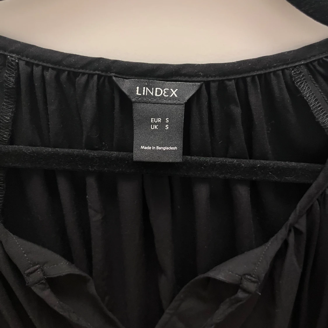 Svart blus med knyt från Lindex - 3