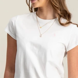 Vit t-shirt från Ralph Lauren - Klassisk vit t-shirt från Ralph Lauren med korta ärmar och rund hals. Diskret broderad logga på bröstet. Tillverkad i mjuk bomull som känns skön mot huden. Jättesnygg! Storlek S eller M dock i barnstorlek så typ som xs, nästan aldrig andvända köpets för 1000kr