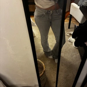 lågmidjade bootcut jeans ljusgrå - Säljer ett par jätte snygga lågmidjade ljusgrå jeans super bra skick storlek 34❣️