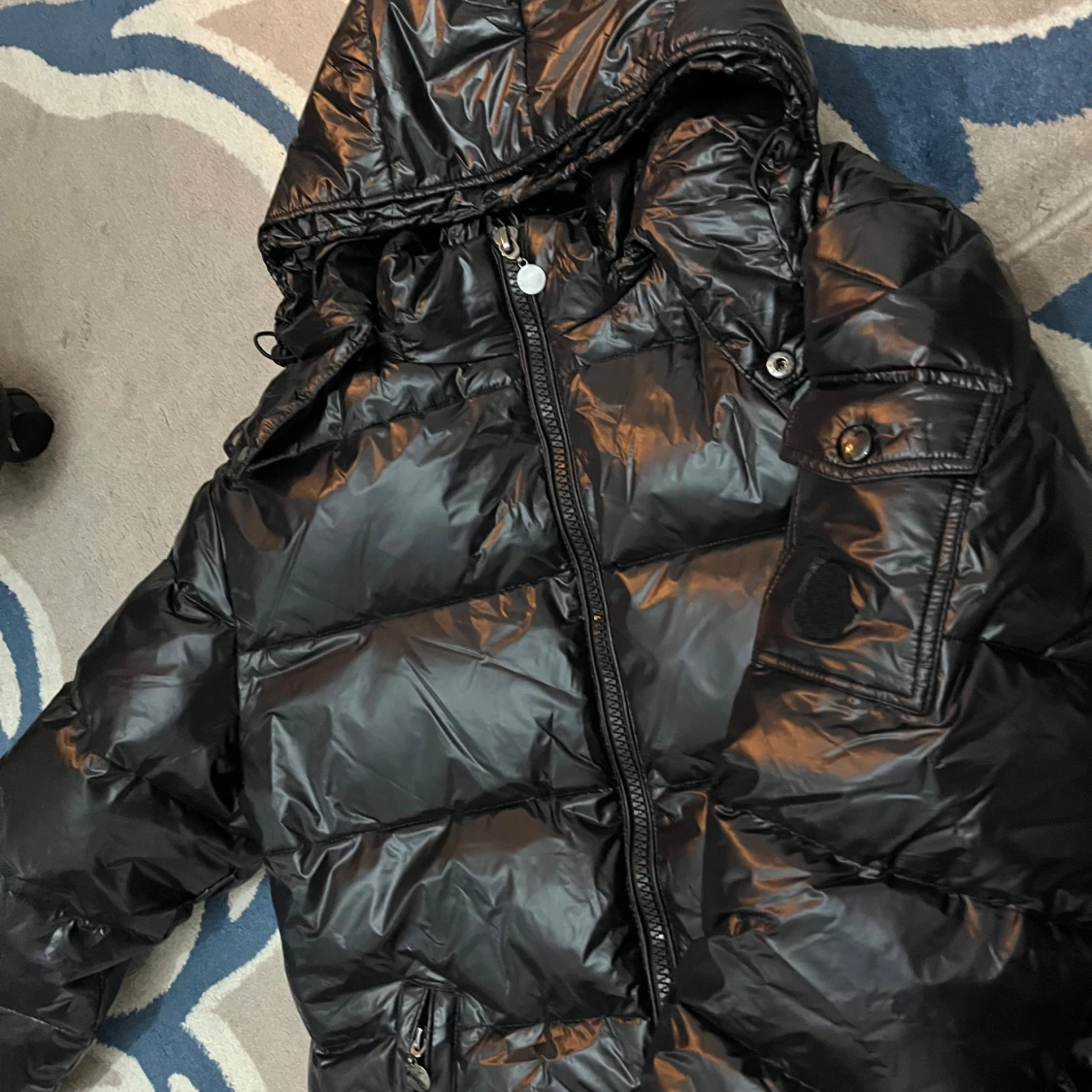 Svart pufferjacka med huva - 1