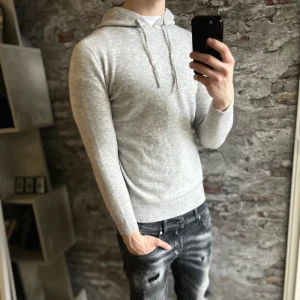 Ny Kashmir Hoodie - Mycket fint skick, inga defekter. Storlek 48/S passar dig som är mellan 173-183cm ungefär. Modellen är 185 cm, 79 kg. Passar bra nu till vintern. Skriv för mer information!🤝
