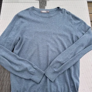 Stickad tröja Dressmannnnnn - Benim säljer en blå stickad tröja från Dressmann. Aldrig använt förut, för snygg för mig. Storlek M. Hör av vid frågor! 
