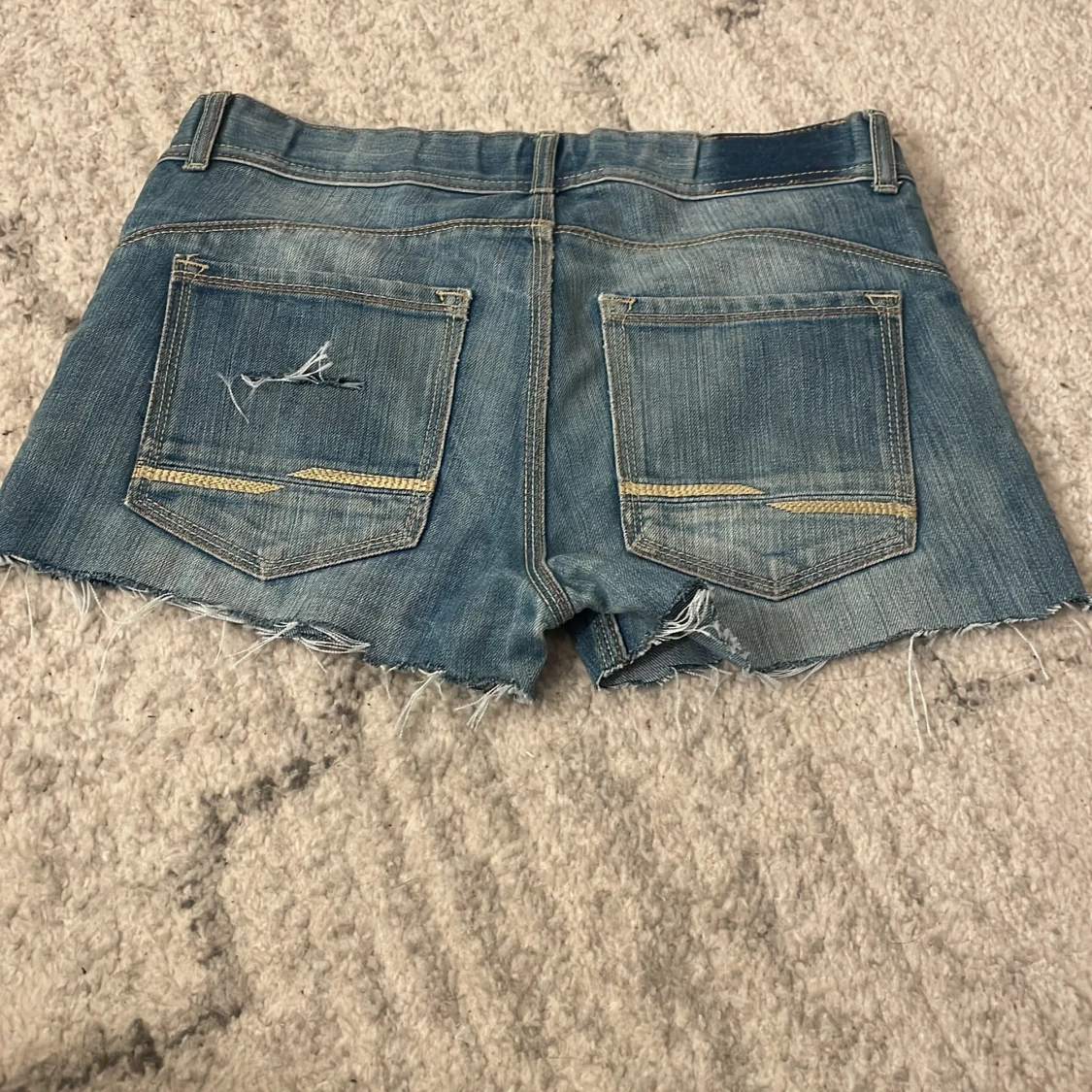 Blå jeansshorts med slitningar - 1
