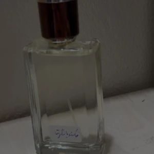 Parfym inspirerad av Viktoria sekret  - En stilren parfym i genomskinlig glasflaska med handskriven etikett. Perfekt för dig som vill sticka ut med något annorlunda. Märke, volym och ingredienser framgår inte på flaskan.