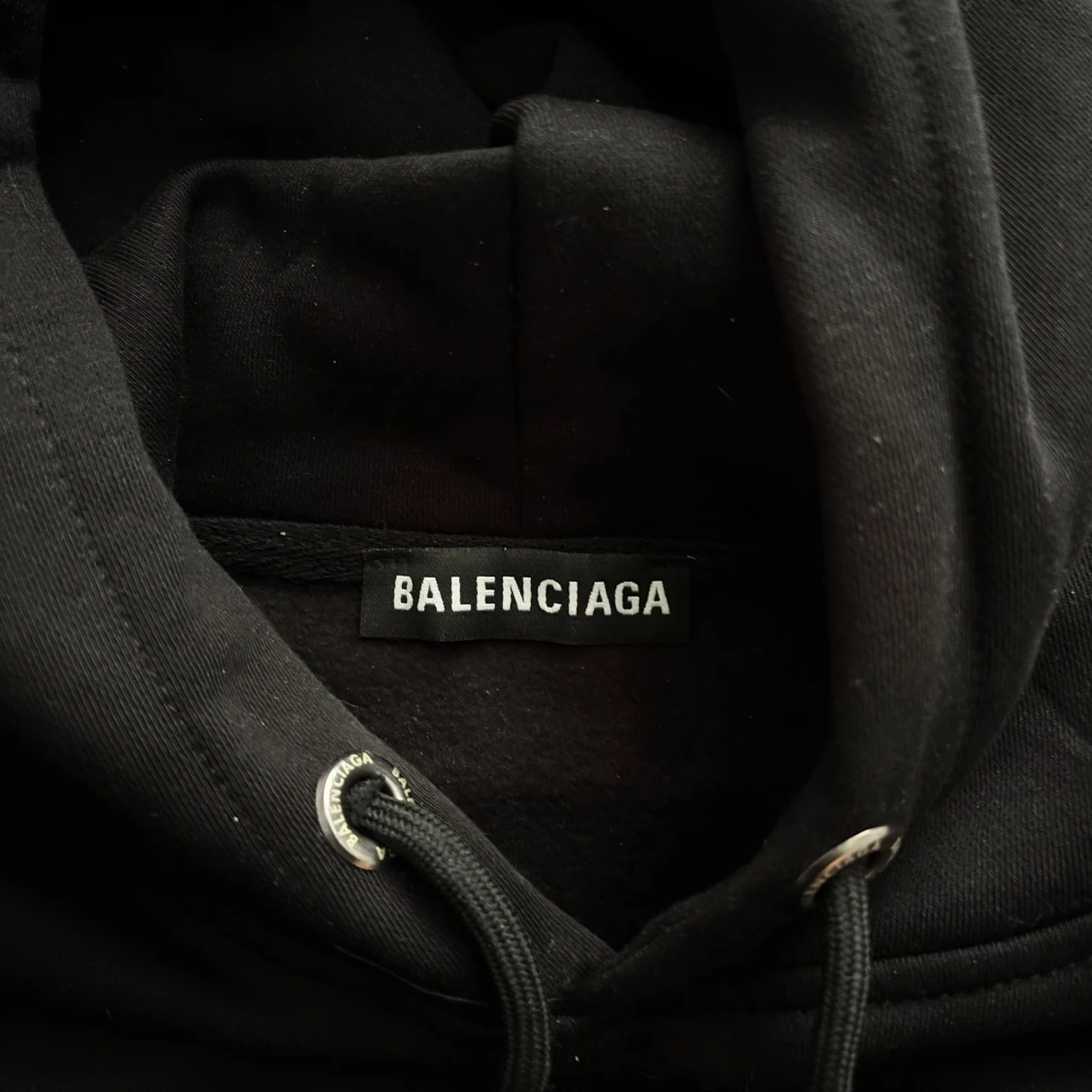 Svart hoodie med logga - 3