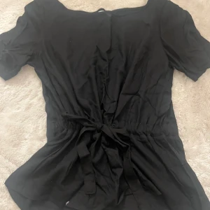 Knyt topp - Säljer denna fina topp som man knyter där fram, allt tvättas innan de skickas🩷