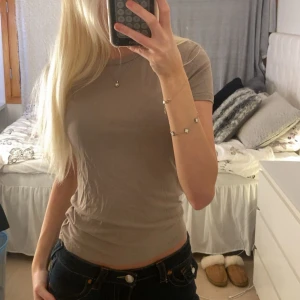 Beige t-shirt  - Säljer denna snygga enkla beige t-shirt från lager 157 i storlek XS🩷