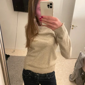 Beige stickad tröja från VILA - Säljer en enkel och snygg beige stickad tröja från VILA i storlek S. Tröjan har rund hals, ribbade muddar och lång ärm. Perfekt att matcha med jeans eller kjol för en chill look. Materialet är mjukt och skönt mot huden.