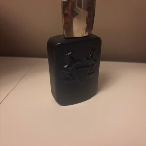 Parfums de marley layton 75 ml - Stilren parfym från Parfums de Marly. Perfekt för dig som vill sticka ut med en lyxig touch i din samling. 