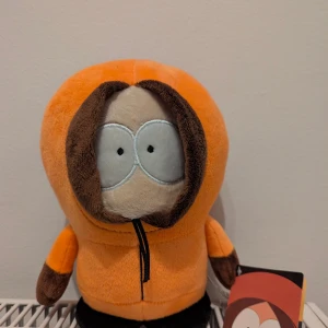 South Park Plush Collection (Kenny, Butters, Kyle, Cartman och Token, men det var max 5 bilder) - South Park gossedjur, Kenny, Butters, Kyle och Cartman. Alla i mycket fint skick, med originaltaggar kvar. Perfekt för samlare eller fans av serien. Inga synliga defekter eller slitage. Token finns också med men han fick inte plats med bilderna. Alla för 500kr + frakt eller 100kr st. Är villig att pruta!