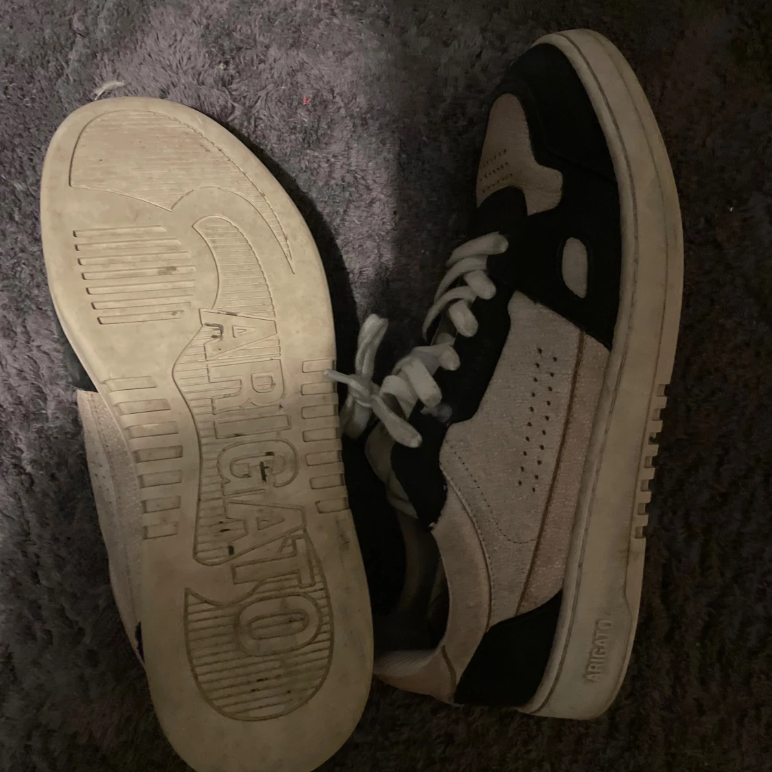 Svarta och vita sneakers från Axel Arigato - 2