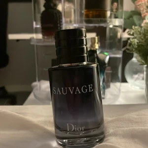 Dior Sauvage herrparfym - Dior Sauvage är en ikonisk herrparfym med modern känsla. Perfekt för dig som vill sticka ut och lämna ett starkt intryck. Snygg flaska som passar in i varje samling. Ordinarie pris 1300kr