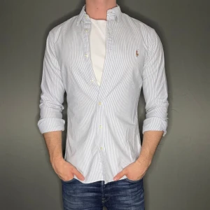 Ralph lauren skjorta - Hej säljer nu min fina Ralph lauren skjorta i storlek M. Nypris cirka 1600kr! 