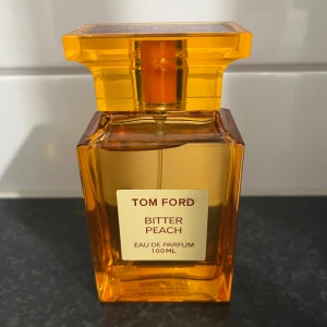 Tom Ford Bitter Peach 100ml - Tom Ford Bitter Peach Eau de Parfum i en snygg 100 ml flaska. Perfekt för dig som vill sticka ut med en exklusiv och trendig doft från ett av världens mest ikoniska märken.