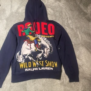 Blå hoodie Ralph Lauren Rodeo print - Svårhittad Ralp Lauren hoodie. Köpt för ett tag sedan och sparsamt använd!