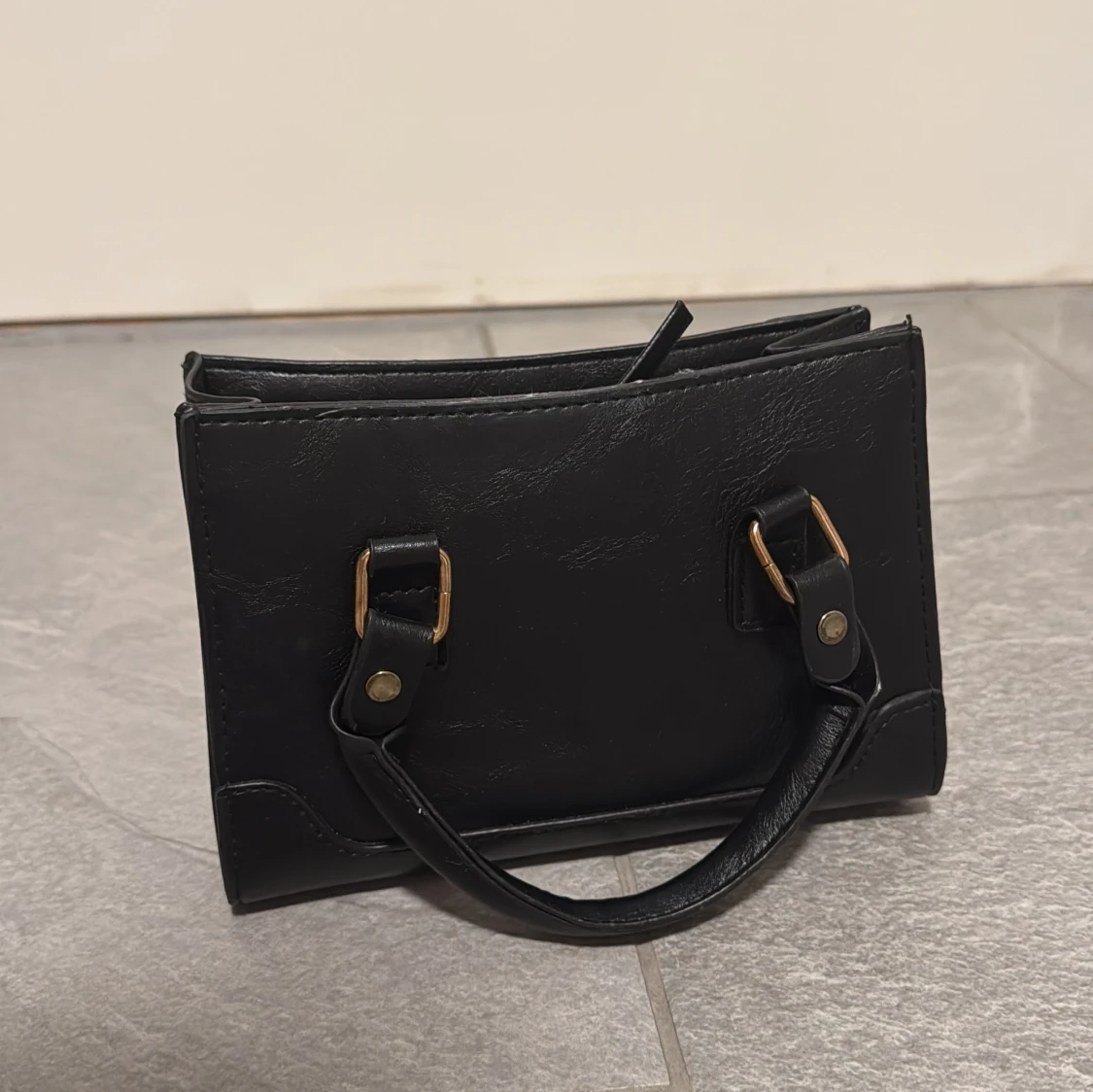 Svart handväska med gulddetaljer - 3