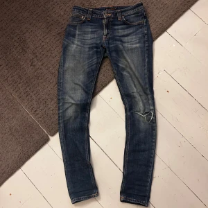 Mörkblåa Nudie Skinny Lin Jeans - Galet snygga Nudie jeans med en galant wash. | W29 L32 | Nypris 1699kr | Som nya, riktigt bra skick. | Skriv vid minsta fundering, priset är ej hugget i sten! 