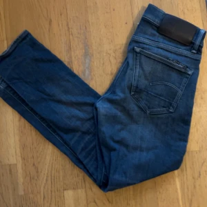 G-Star RAW jeans - Ett par mörkblå G-star Raw jeans i väldigt bra skick, enda defekten ser man på bild 3, annars i väldigt bra skick. Storlek W29 L30 slim fit