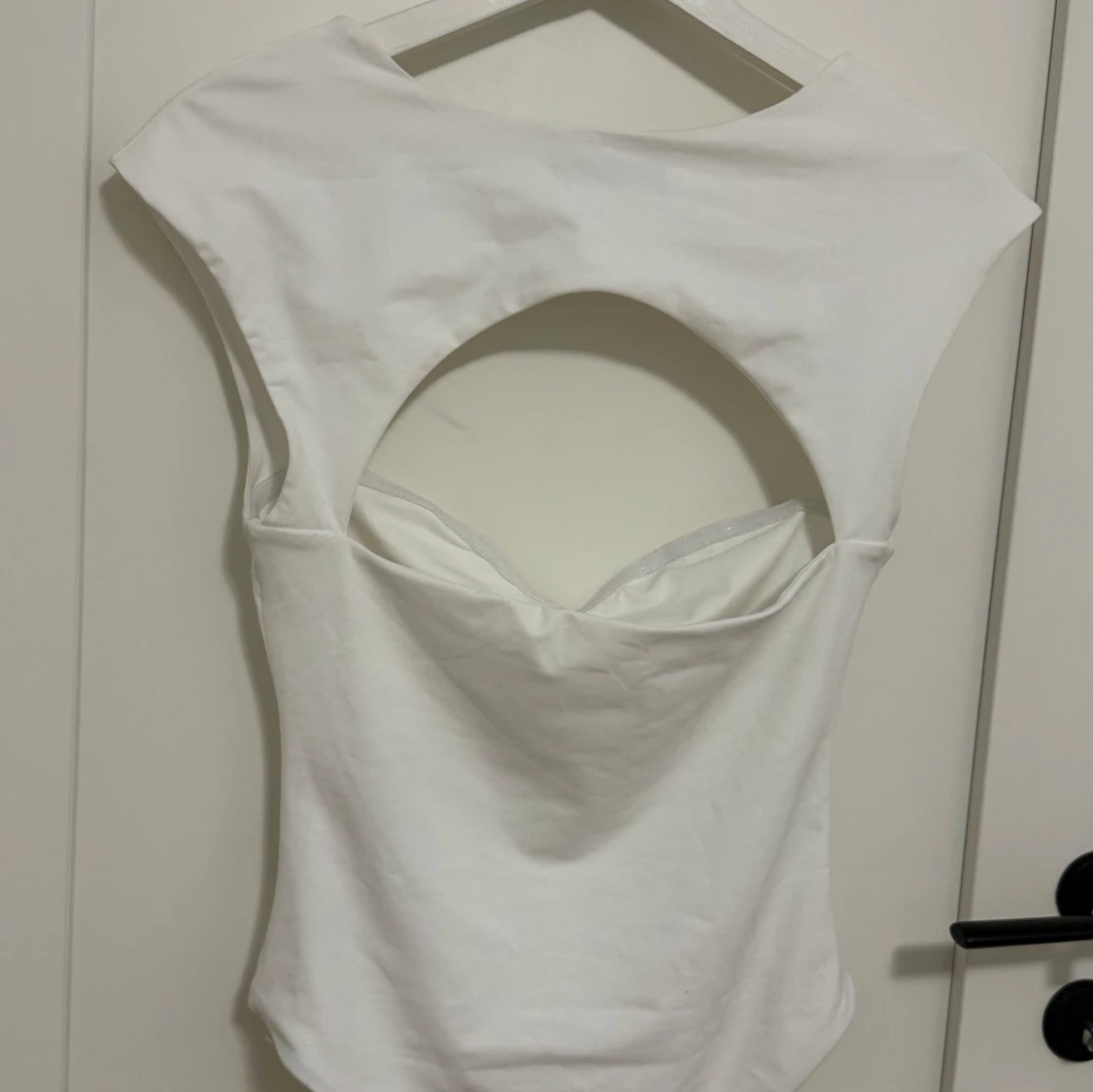 Vit topp med cut out-detalj - 1