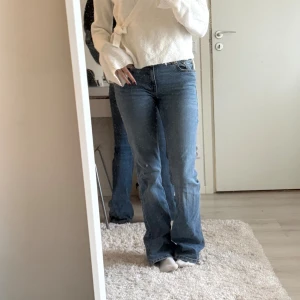 Blåa bootcut jeans  - Mina favorit jeans, säljer då jag vill köpa en annan storlek men jätte snygga och bekväma🥰 Använda ca 2 gånger, så i toppen skick! (Nypris 400)