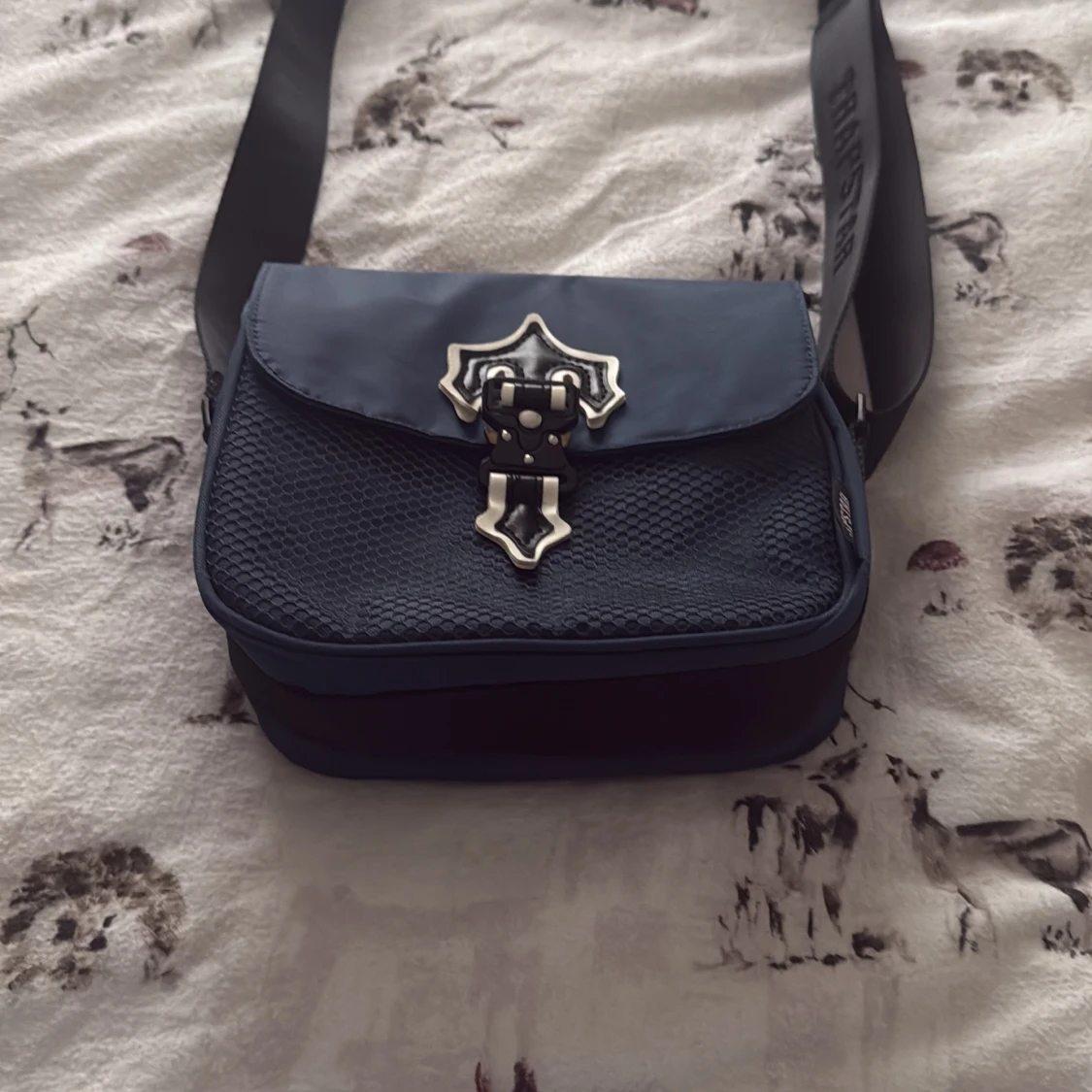 Trapstar blå axelväska med spänne - 1