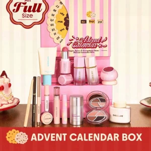 SHEGLAM Advent Calendar Box - Upptäck en adventskalender fylld med full size smink från SHEGLAM! Innehåller bland annat ögonskuggor i neutrala toner, highlighter stick, läppglans, läppbalsam, eyeliner, ögonbrynspenna, primer och rouge. Allt i snygga rosa och silverförpackningar, perfekt för att testa nya looks.