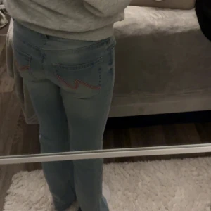 rosa nelly jeans - Säljer ett par ljusblå jeans från nelly med bootcut och väldigt skönt material. Aldrig (!!) använda och i väldigt bra skick. Strl 34, jag är 163 och de sitter lite över hälarna💗💗 köpta för 699