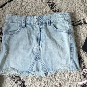 Snygg kjol - Super snygg kjol! Tyvör för liten. Endast testad och ingen andvönd då! 