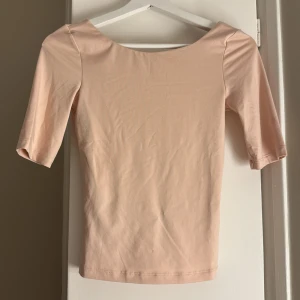 Rosa kortärmad topp - En rosa super fin topp med öppen rygg ⭐️⭐️