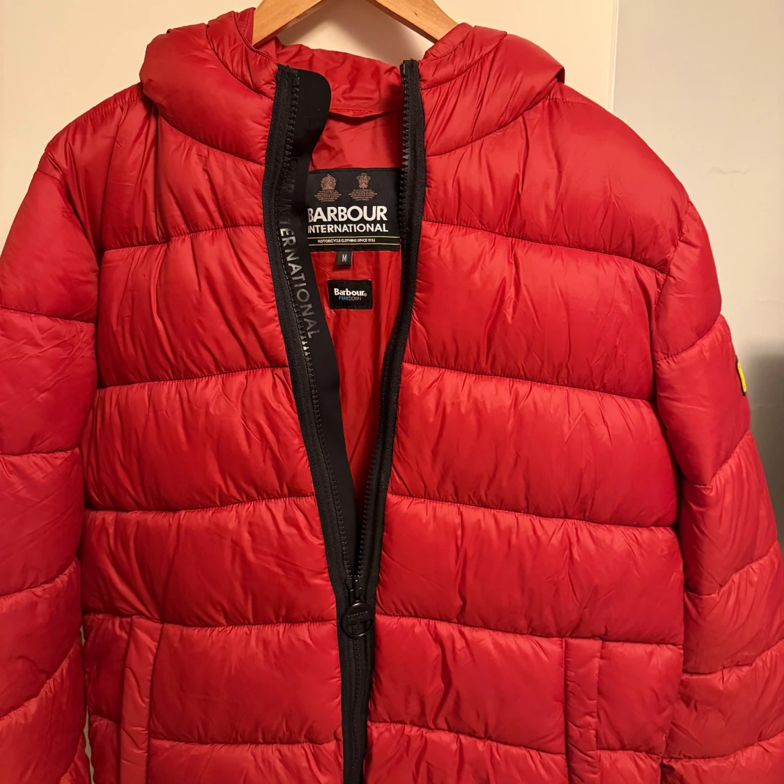 Röd pufferjacka från Barbour M - 1