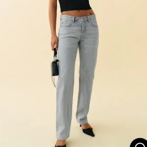 Grå raka jeans strl 36 - Säljer ett par grå jeans med klassisk femficksdesign och raka ben. Jeansen har normal passform och är tillverkade i mjukt jeanstyg. Perfekt för dig som gillar en enkel och clean look med diskret färg.