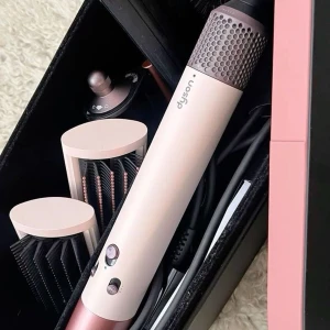 Dyson Airwrap - Jag har köpt 5 dysons från turkiet (ingen garanti på att det är äkta) jag köpte 5 styckna då det var billigare att köpa 5 samtidigt. Den funkar exakt som om de är orginal min kusin jämförde med sin orginala. Alla huvuden följer med och lådan också förpackningen är också exakt samma det är bara el uttagen som skiljer ifrån sig som sagt ingen garanti men ifall man vill köpa så har jag 4 styckna helt oöppnade💓 (en vän till mig köpte på maj och använder än idag)