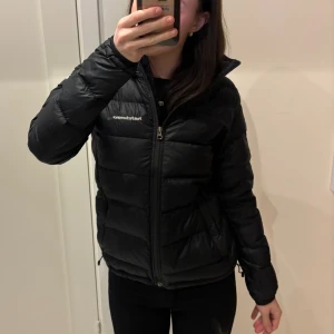 Peak Performance Jacka - Säljer denna as snygga peak performance jackan, säljer då jag köpt en ny för i år💞 Den sitter jätte fint på och är super bekväm☺️