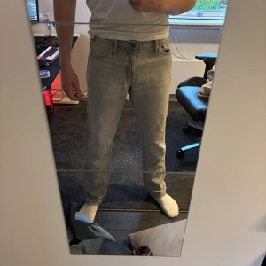 Gråa Jeans [Jack and Jones] - Säljer ett par snygga jeans från jack and jones i bra skick Storleken är 31/34, Bara att skriva vid frågor eller funderingar!