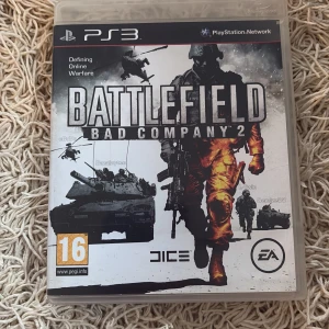 Battlefield: Bad Company 2 (PS3) - Battlefield: Bad Company 2 till PlayStation 3 erbjuder intensiv online- och kampanjaction. Omslaget och fodralet är i gott begagnat skick, med tydliga tryck och inga synliga skador. Perfekt för dig som vill uppleva klassisk multiplayer och spännande strider.
