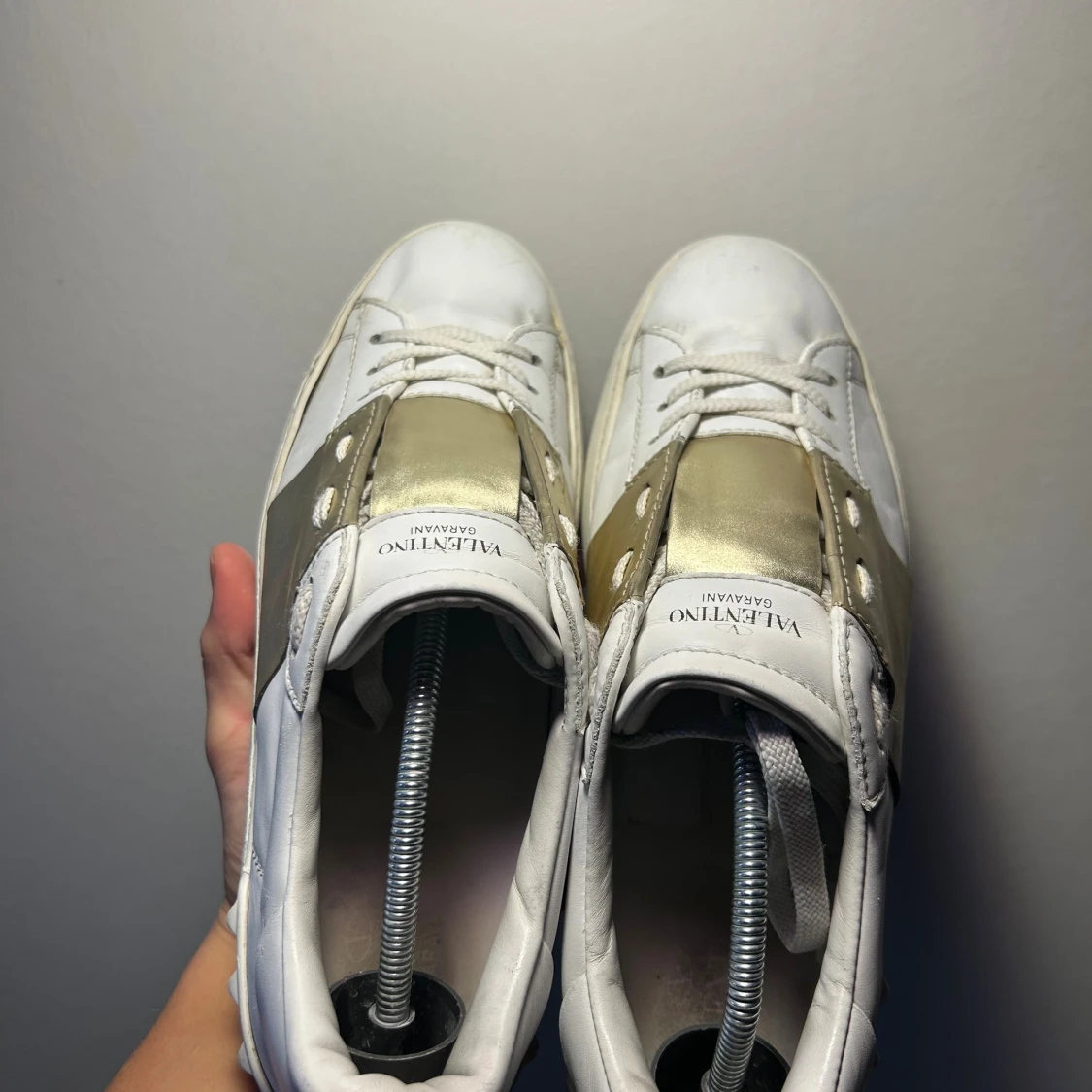 Valentino Garavani sneakers i vitt och guld - 4