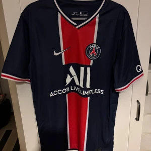 Fotbollströjor (PSG, Marseille, Man City, Aston Villa etc) - Säljer olika fotbollströjor som passar för träning och casual look för 200-300kr var. Alla är i bra skick och är mellan storlekar från S-L. PSG: Strl M - 250kr Marseille: Strl M - 200kr Aston Villa: Strl L - 250kr Man City (Agüero special edition): Strl S - 250kr Corinthians: Strl M (passar som S) - 200kr Om du vill köpa samtliga kan du få gemensamt pris på 550kr!!