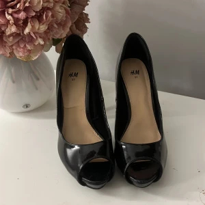 Svarta klackskor  - Säljer mina snygga svarta pumps i lack från H&M med öppen tå då dem tyvärr inte passar mig🫶🏻