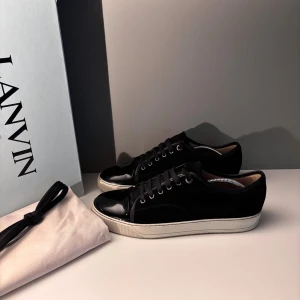 Lanvins  - Säljer ett par snygga lanvins i storlek UK9 (EU43), cond 9,5/10 lite heeldrag men annars perfekt skick! Kommer med OG box, dustbag och extra skosnören!