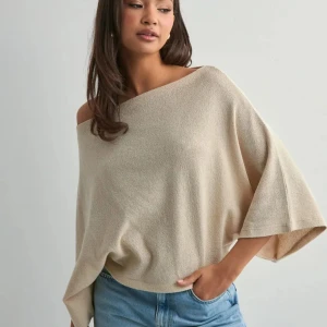 Beige offshoulder  tröja - Säljer en beige  tröja med offshoulder-design och vida trekvartsärmar. Tröjan har en loose passform och är perfekt för dig som gillar avslappnad stil. Bara använt en gång