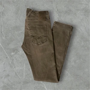 Mörkgrå jeans från replay  - Mörkgråa jeans från replay / skick 9/10 / storlek 29/32 / kontakta via intresse eller annat och pris kan diskuteras!😊