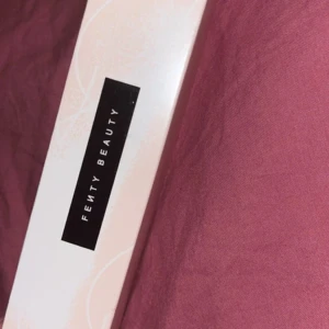 Fenty Beauty You Mist Face Mist - Fenty Beauty You Mist är en makeup-extending setting spray i en stilren, ljusrosa förpackning med svart logga. Innehåller 100 ml och är perfekt för att fräscha upp och fixera din makeup. Passar dig som vill ha en fräsch och återfuktad look hela dagen.