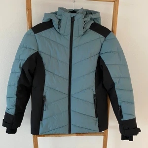 Skidjacka McKinley - En riktigt snygg och bra skidjacka från McKinley! Har bara använts totalt 2 veckor sen den köptes och är i superskick! Finns snölås, ficka för liftkort, avtagbar luva och smidiga innerfickor. Nypris: 1300kr Storlek: 38