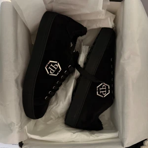 Svarta mockasneakers från Philipp Plein - Skit snygga phillip plein svarta mockaskor, i perfekt skick. Dem är dock för små i storlek, så jag säljer dem vidare. Perfekt för vintern. Pris kan diskuteras.