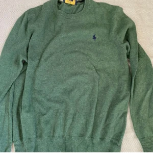 Grön tröja från Polo Ralph Lauren - Snygg grön tröja från Polo Ralph lauren den är i storlek 14/16 som också sitter som xs den är i 7/10 skick. Hör av dig om du har frågor🤩