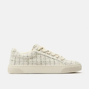 Beiga sneakers i tyg Zara - Snygga beige sneakers från Zara med ett unikt stickat/ vävt mönster. Skorna har snörning och en bekväm sula, perfekta till vardags. De är i en neutral färg som passar till det mesta.🤍👟 Nypris: 379kr