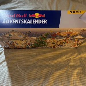 REDBULL JULKALENDER 2025 - Innehållandes 24st Red bull burkar. 3 x orginal 2 x sugarfree 2 x zero 2 x pink edition 1 x sea blue edition 2 x purple edition 2 x white edition 1 x apricot edition 2 x blue edition 2 x peach edition sugarfree 2 x lilac edition 1 x festive edition 2 x winter edition  Givetvis är det oöppnat och allt som allt så väger det cirka 6 KG, paketerar så gott det går men hade föredragit om det hämtades i  Vänersborg. 